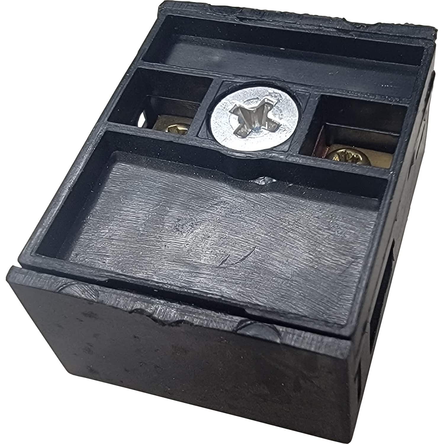What type of screws are used in the quick connector?
